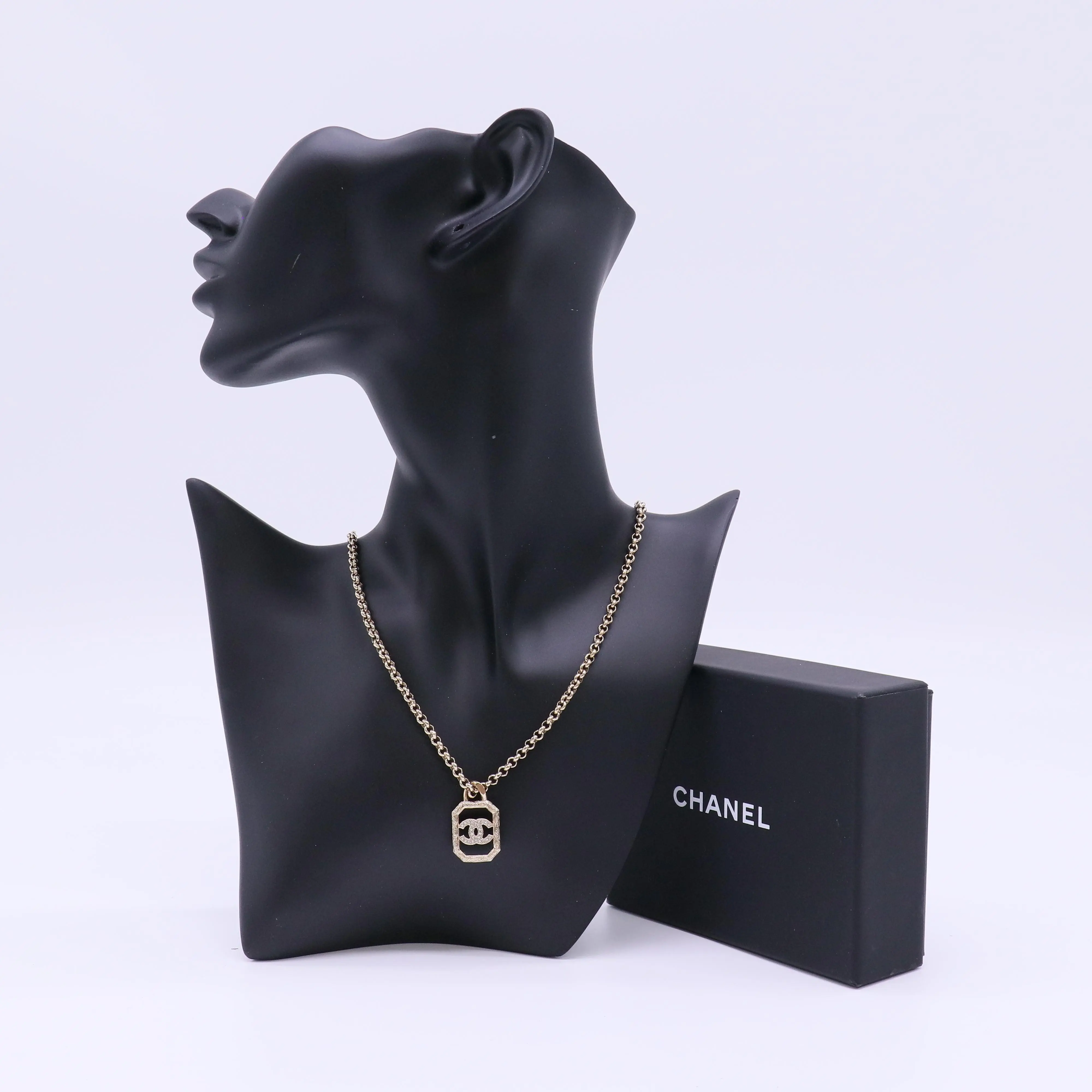 Pre-owned Chanel Crystal CC Octagonal Scroll Pendant Necklace W22139