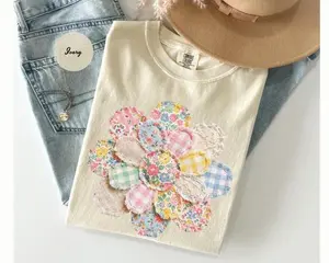Comfort Colors® Faux Quilted Patchwork Daisy Shirt, Floral Graphic Tee Vintage Aesthetic Flower Top Cottagecore Patchwork Shirt Spring Shirt