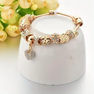 Gold Charm Bracelet with Shiny Rhinestone Heart Pendant - Zinc Alloy Material, Adjustable Chain, Suitable for Casual Wear, Ethnic Style