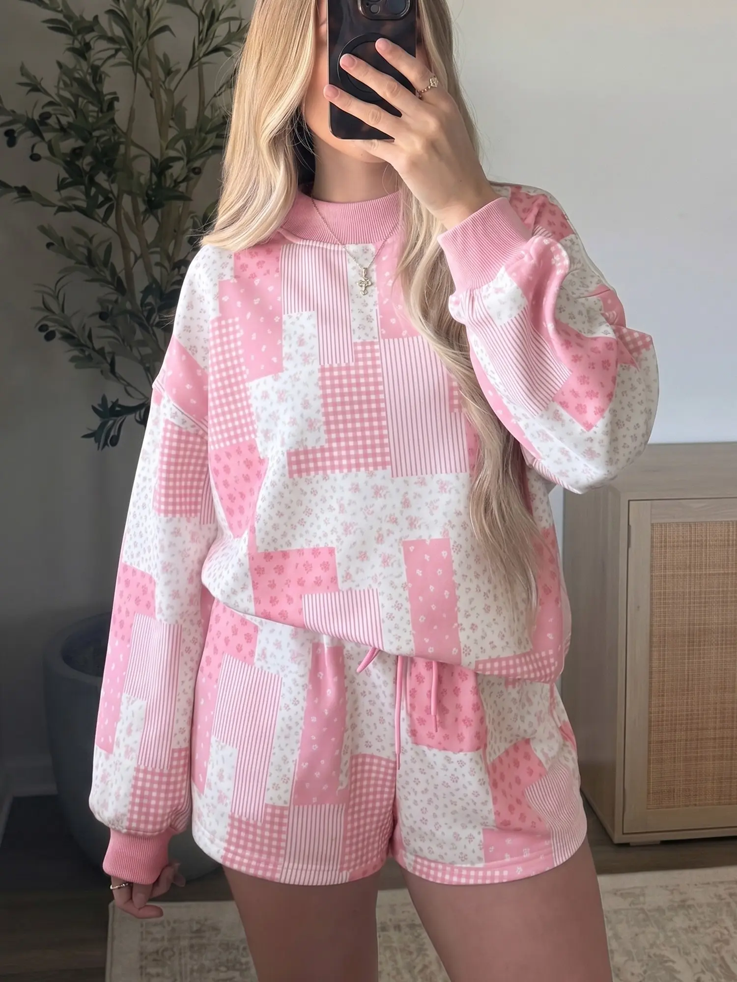 Women's Patchwork Floral Print Drop Shoulder Baggy Pullover and Drawstring Shorts Set, Casual Lightweight Crewneck Sweatshirt with Elastic Waist Pocket Shorts, Comfy Two Piece Lounge Set for Daily Homewear #FallFashion #FallOutfits