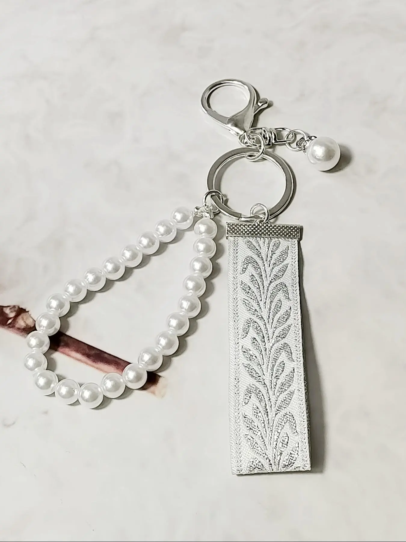 Faux Pearl Charm & Leaf Print Strap Design Keychain, Fashionable Aesthetic Keychain for Women & Girls, Trendy All-match & Exquisite Keychain for Birthday Gift, Stylish Keychain, Trendy Cute Keychain, Cute Keychain Accessory, Keychains Cute