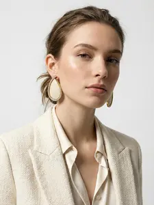 A pair of light luxury Feng Shui drip shaped earrings, with a simple and elegant overall design and exquisite details, suitable for daily commuting, light business, and light dating scenes, can enhance the texture of simple dressing.
