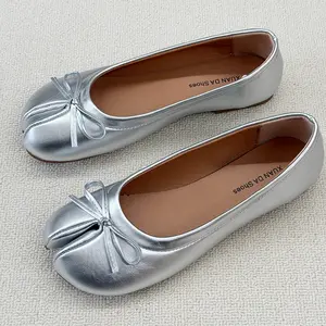 Black split-toed shoes with bow, pig's trotters, beige women's shoes, can be worn in spring and autumn, 2026 summer shoes, silver thumb pig's trotters with bow tie, brown flats, non-slip and durable women's shoes.