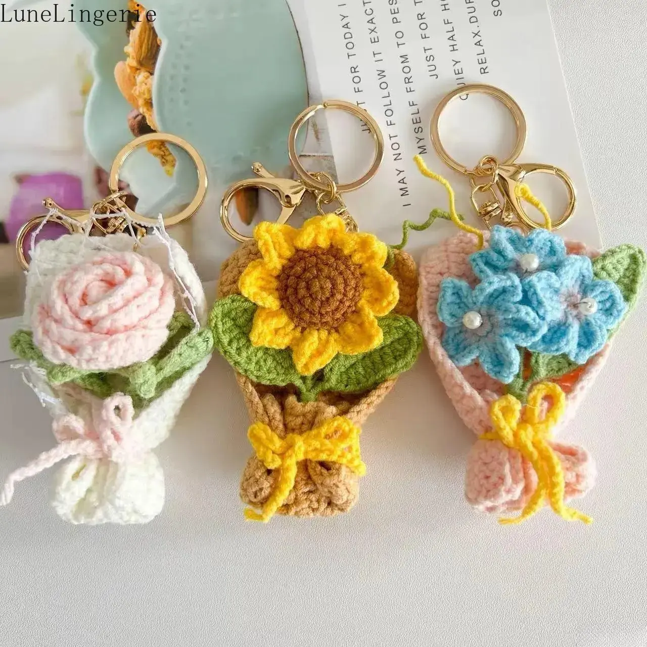 Hand-Crocheted Floral Mini Bouquet Keychain - Exquisite Practical Gift, DIY Lightweight Fashion Pendant, Unisex Bag Charm for Gifting & Daily Decoration (Ideal for Handmade Craft Enthusiasts)