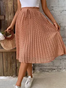 A fashionable caramel textured pleated skirt for women, with a breathable and hanging feel, suitable for commuting to work with a shirt, shopping and going out with a T-shirt, both indoor and outdoor wearing are gentle