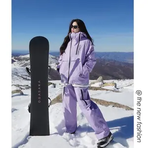 The new purple ski suit is bright, thickened and warm, and the same casual outdoor mountaineering suit for men and women is waterproof Snowsuit Coat Coat Fit Coat Fit