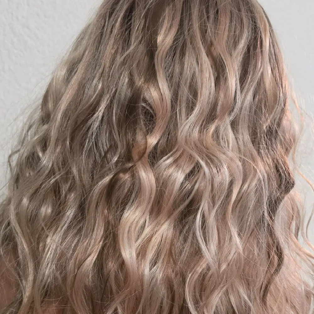 New Release.C1319309K Cashmere Taupe Golden blonde water wave synthetic wig bundle. 20",futura fibers, 12 density,heat friendly, slight scandi,3 combs,closed wefted,2 adujustable straps,removable band. Complete wig bundle must be returned for full refund.