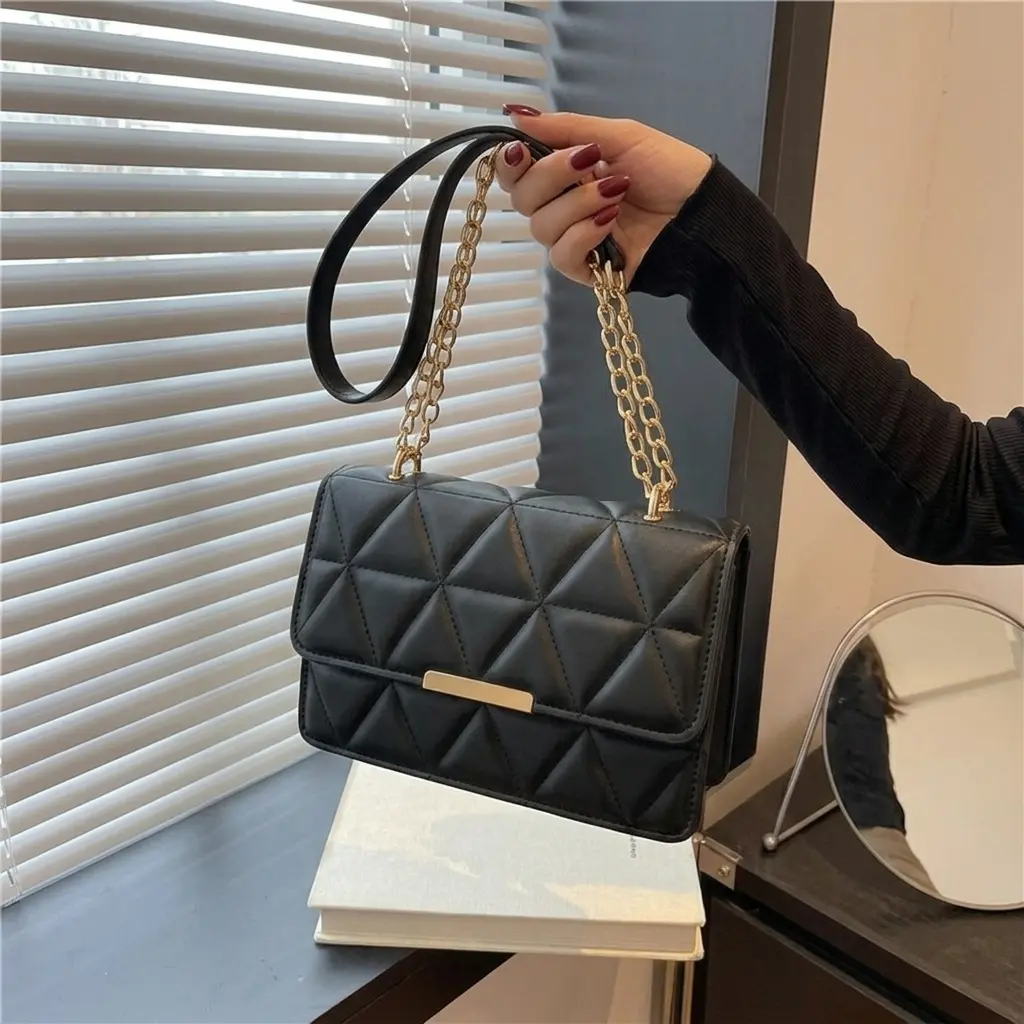 Crossbody Bag for Women, Cute Chain Shoulder Purse, Trendy Mini Flap Bag with Gold Chain, Versatile Everyday Handbag