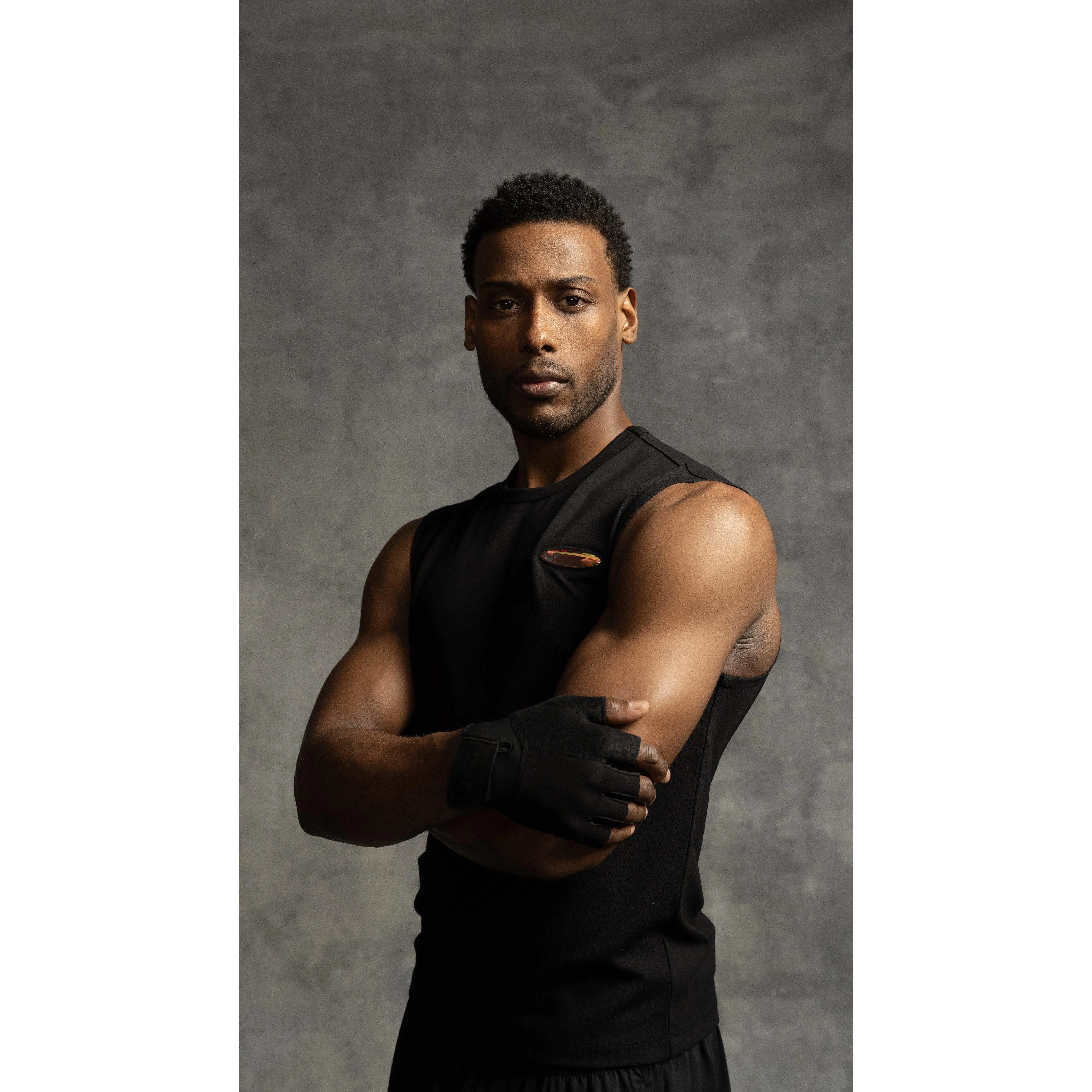 KINETIC FITTED SLEEVELESS T-SHIRT