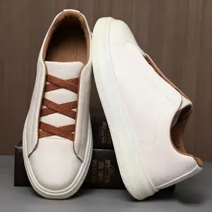 New men's white sneakers, fashionable retro low-top casual leather shoes, soft sole, breathable and comfortable shoes, versatile and fashionable, suitable for daily travel
