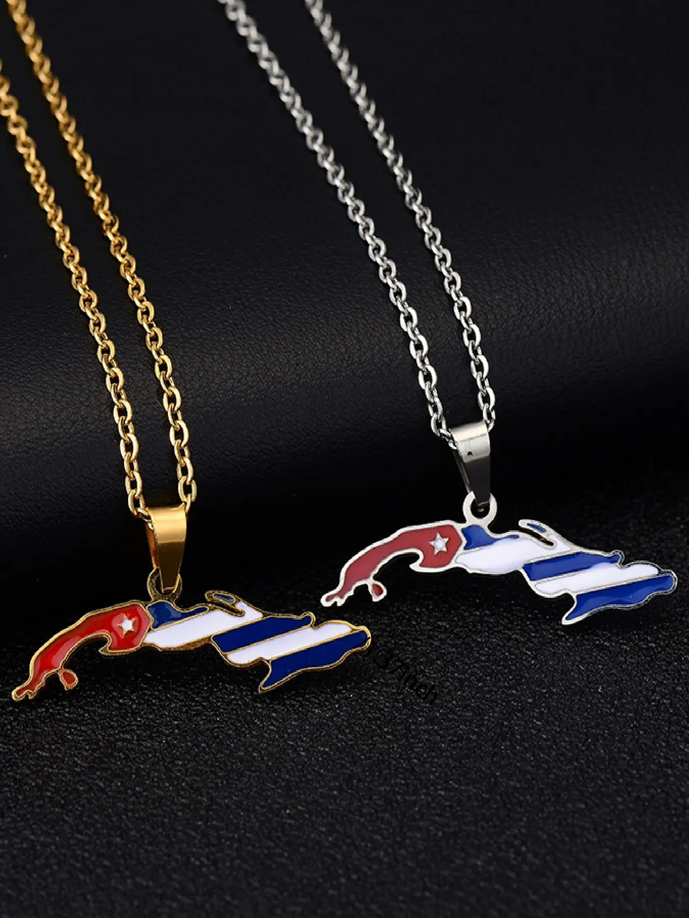 Cuba map, flag pendant necklace, charming Cuban map, flag-themed five-pointed star necklace, Cuban Link Necklace, gold jewelry gift.