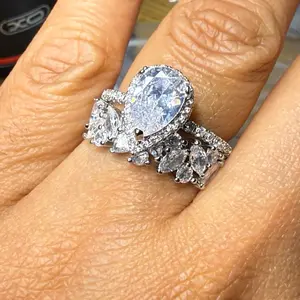 Bages de Fiançailles - Elegant Engagement Ring with Large Central Stone and Sparkling Side Stones