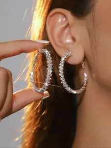 A pair of stylish circular earrings, suitable for daily wear, vacation dates, and other occasions, and also a surprising and exquisite small gift.