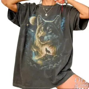 Wolf Vintage 90s Graphic Style Tshirt, Grunge Retro Howling Wolf Faded T-Shirt, Nature Galaxy Y2k Streetwear,2000s Wolf Gift, Tshirt Women's Tops Crewneck.