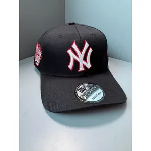 9FORTY New York Yankees 1999 World Series Side Patch Cap – Cream & Black Adjustable Hat with Red NY Logo