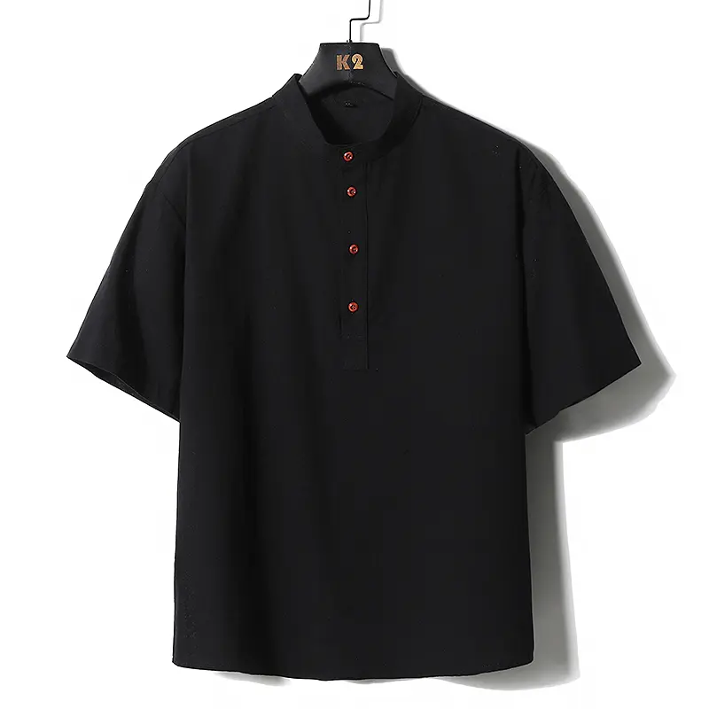 One piece men’s short-sleeve shirt made from cotton-linen, featuring a stand collar and half placket. Casual retro style with a refined Chinese-style stand collar design. The half placket is paired with vintage reddish-brown buttons for a touch of exquisi