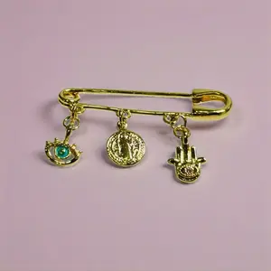 broche de proteccion con Sanbenito, la mano de fatima y un ojo de protexcion