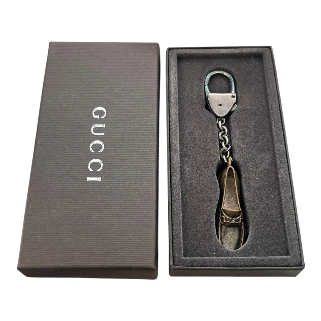 Pre-owned GUCCI Metal Bag Charm GG Logo Gold Tone Shoe Design Key Chain #255 Elegant & Sophisticated Accessory for Everyday Use