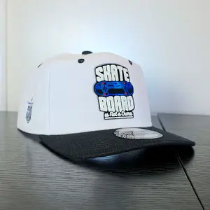 Gorra Blanca en Skate Board Alta densidad 3D Snapback Talla ajustable para Estilo Urbano