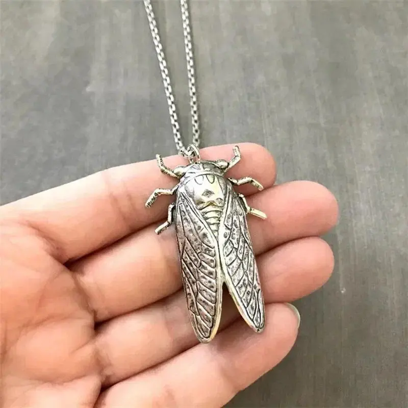 Unisex Retro Insect Cicada Metal Pendant Necklace - Metal Chain Jewelry for Daily Wear, Casual Wear and Halloween Costume Accessories