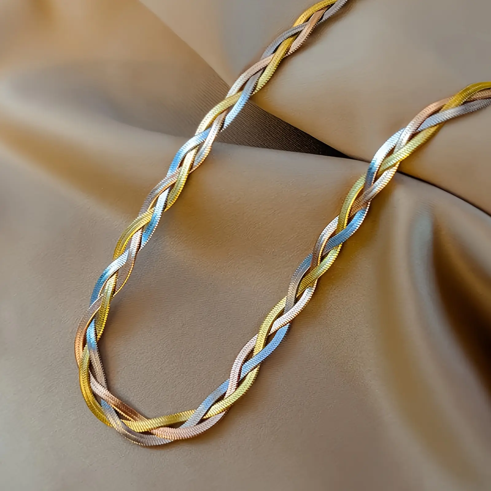 Creative Three-layer Woven Blade Chain Necklace with Multi Colored Metal Elements, Featuring A Neck Hugging Design That Exudes A Fashionable Temperament, Suitable for Summer Parties and Dinners, Enhancing Women's Charm and Dressing Style