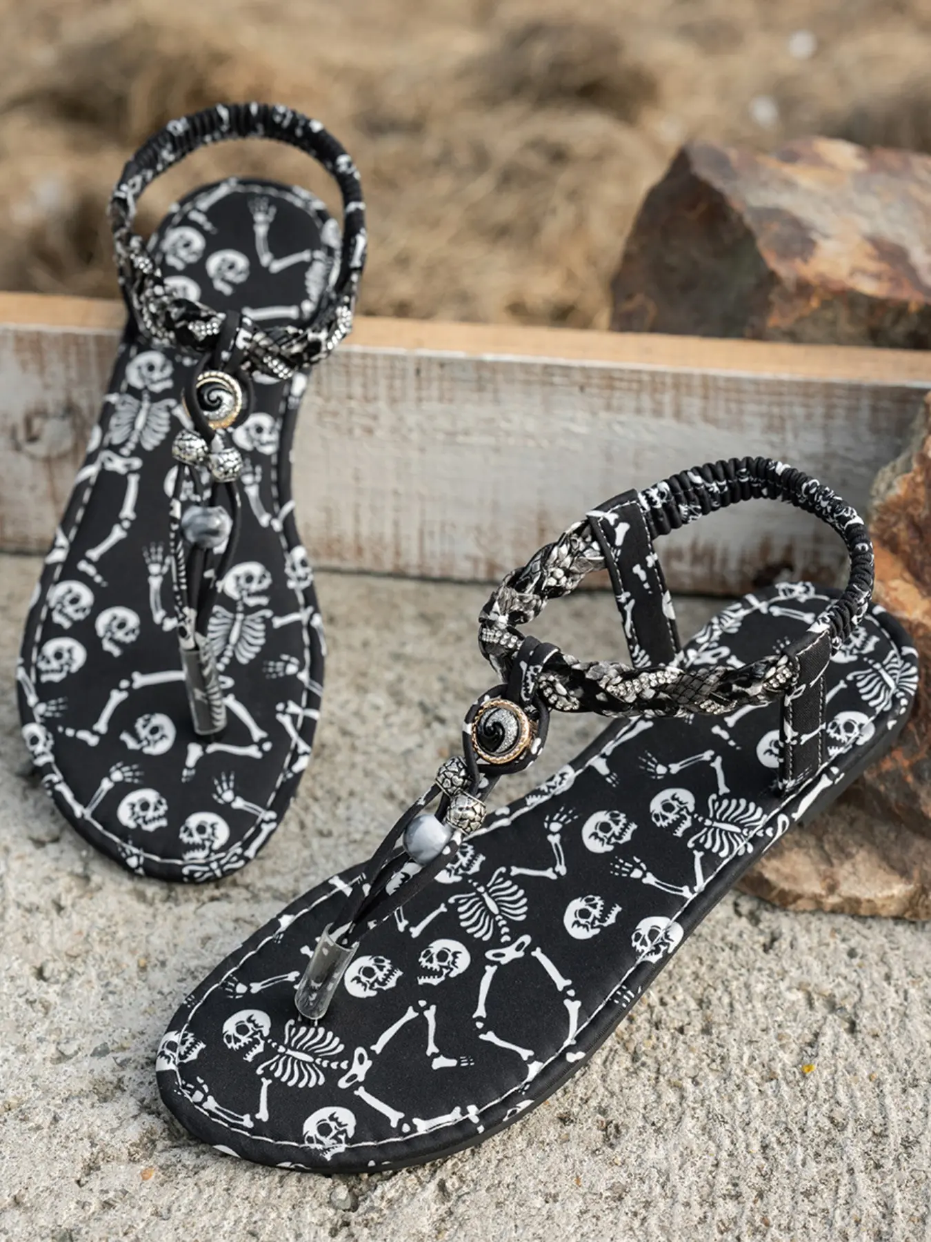 2026 New Skull Skeleton Flip Flops, Dark Snake Pattern Outdoor Flat Women Fashionable Sandals, High-End Versatile Slippers Footwear Style, PU Leather Sole, Less Than Ankle Height, Chic Summer Footwear