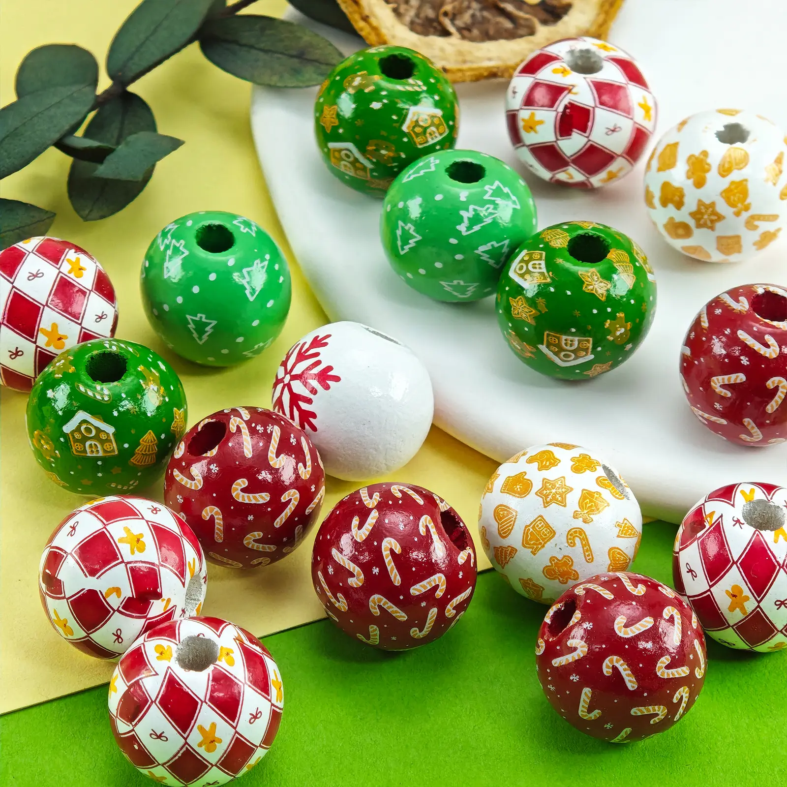 39Pcs Holiday Printed Smooth Wooden Spacer Beads, Multicolor Xmas Tree Snowflake Round Wood Beads for Handmade Bracelet Necklace Pen Jewelry Making Accessories