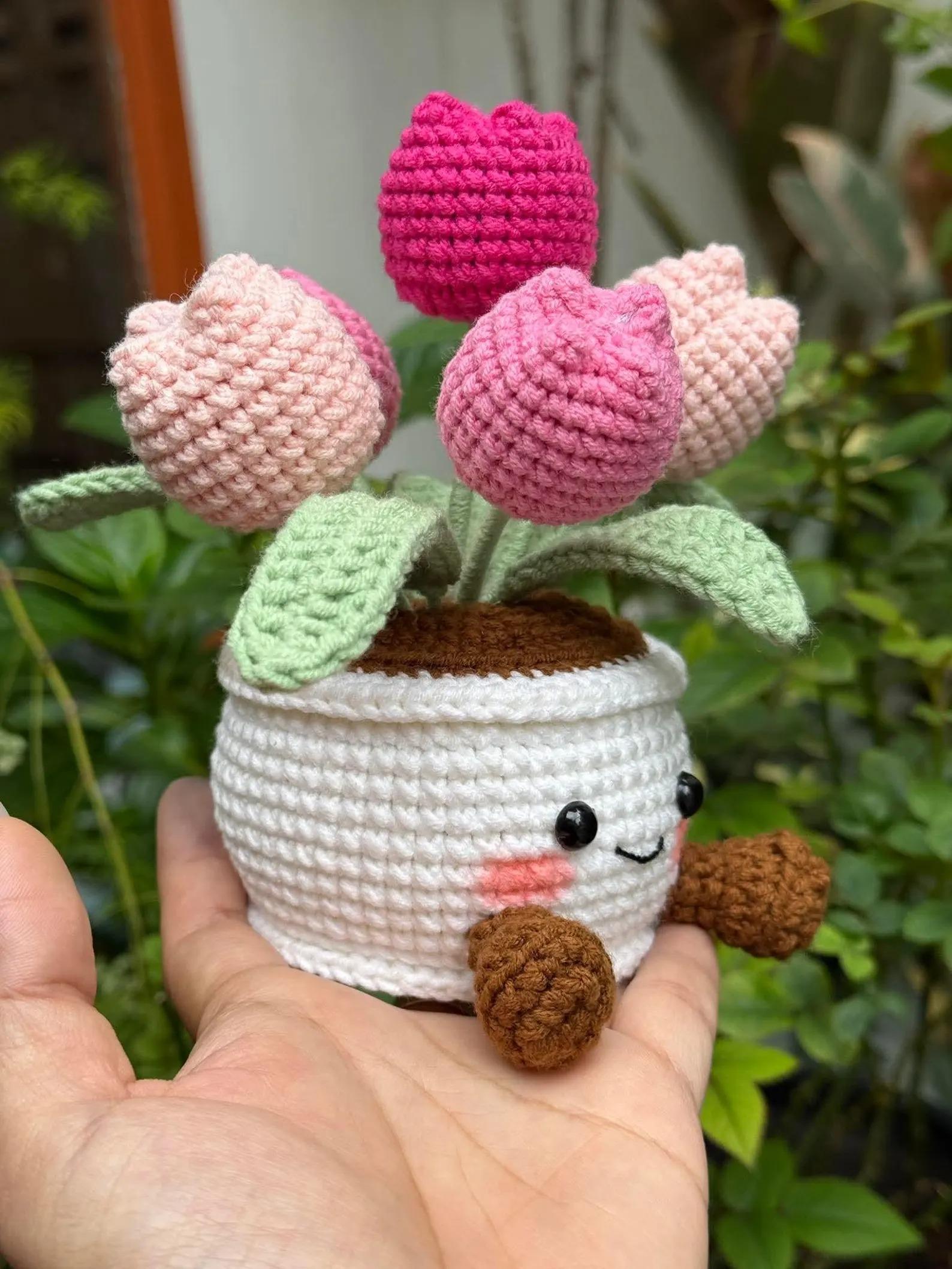 Cute Pink Tulip Crochet Flower Pot, Handmade Amigurumi Tulip Plant, Crochet Home Decor, Mother’s Day Gift, Desk Plant, Flower Arrangement