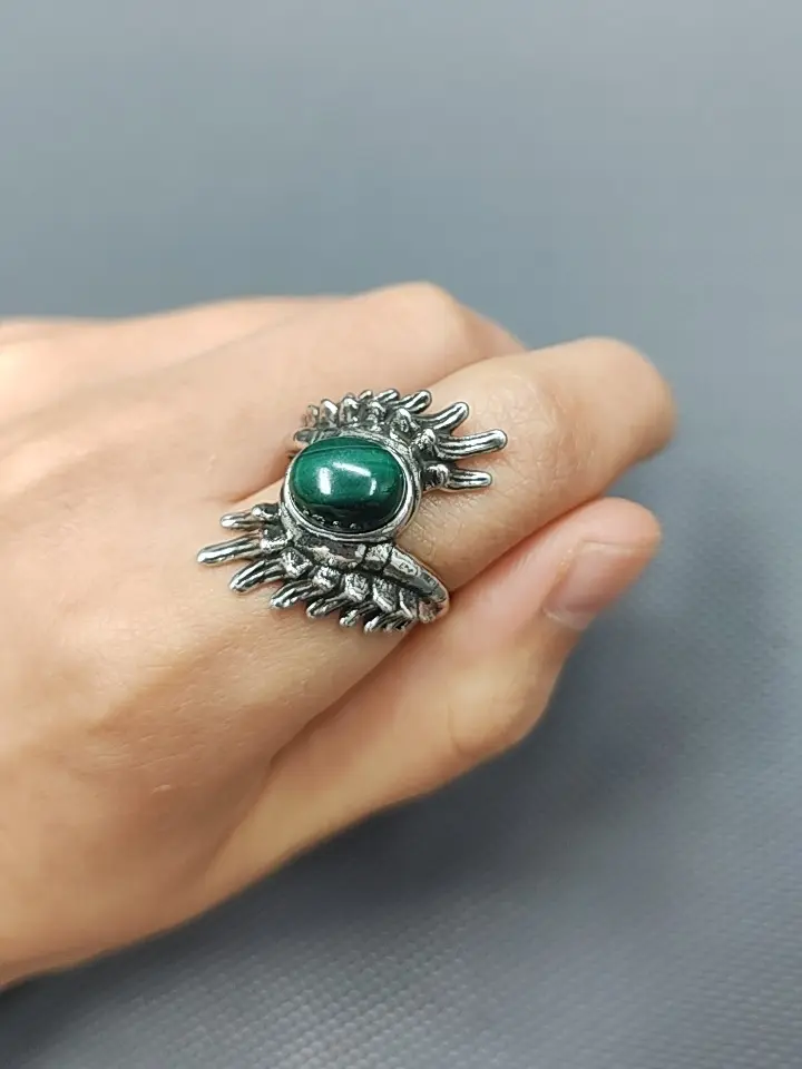 Marzy(15887)gc.Retro  feather ring with natural oval malachite