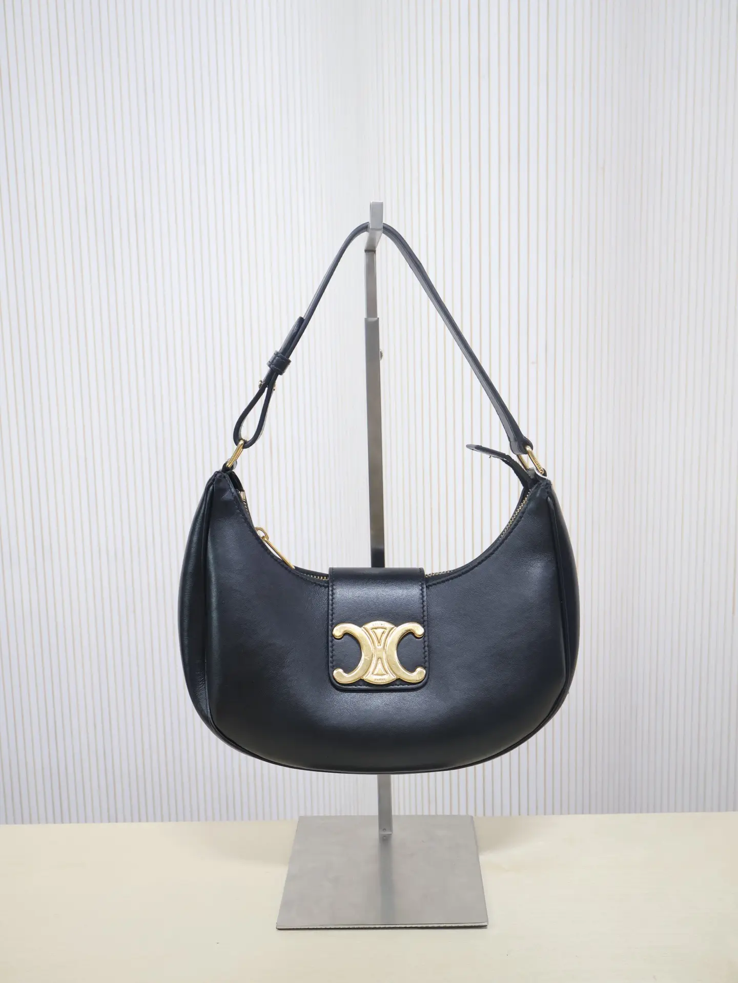 Pre-owned Celine Leather Shoulder bags Vintage Ava Triomphe hobo in Black Leather