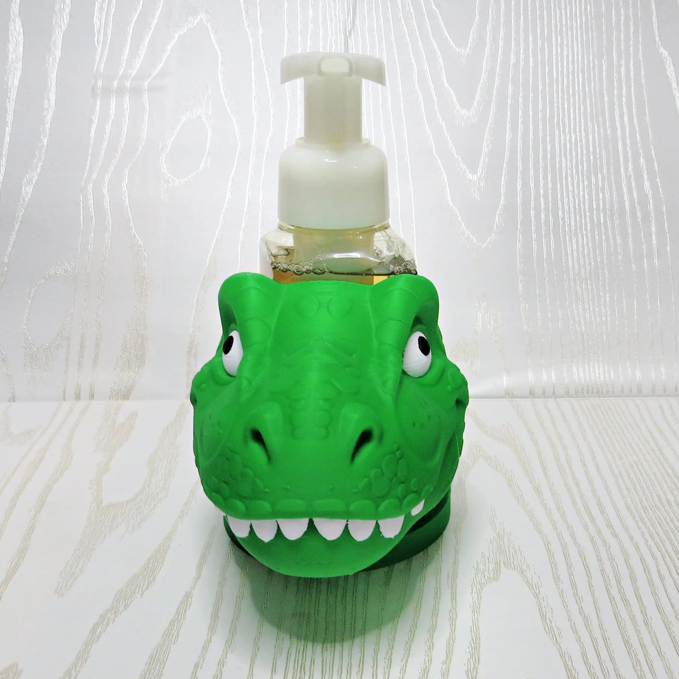 T-Rex Dinosaur Foaming Soap Bottle Holder – Cute 3D Printed Green T-Rex Head with Scaly Texture and White Teeth – Bath and Body Works Foaming Soap Dispenser Stand – Kids Boys Bathroom Bedroom Decor – Dinosaur Lover Dino Gift