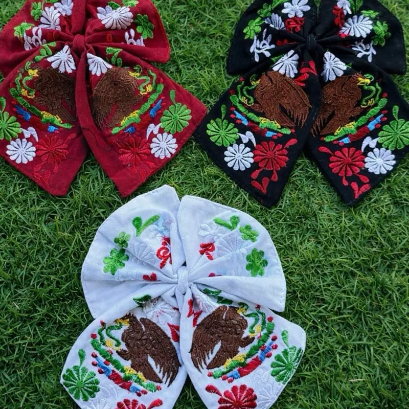 Moño bordado con escudo Mexicano