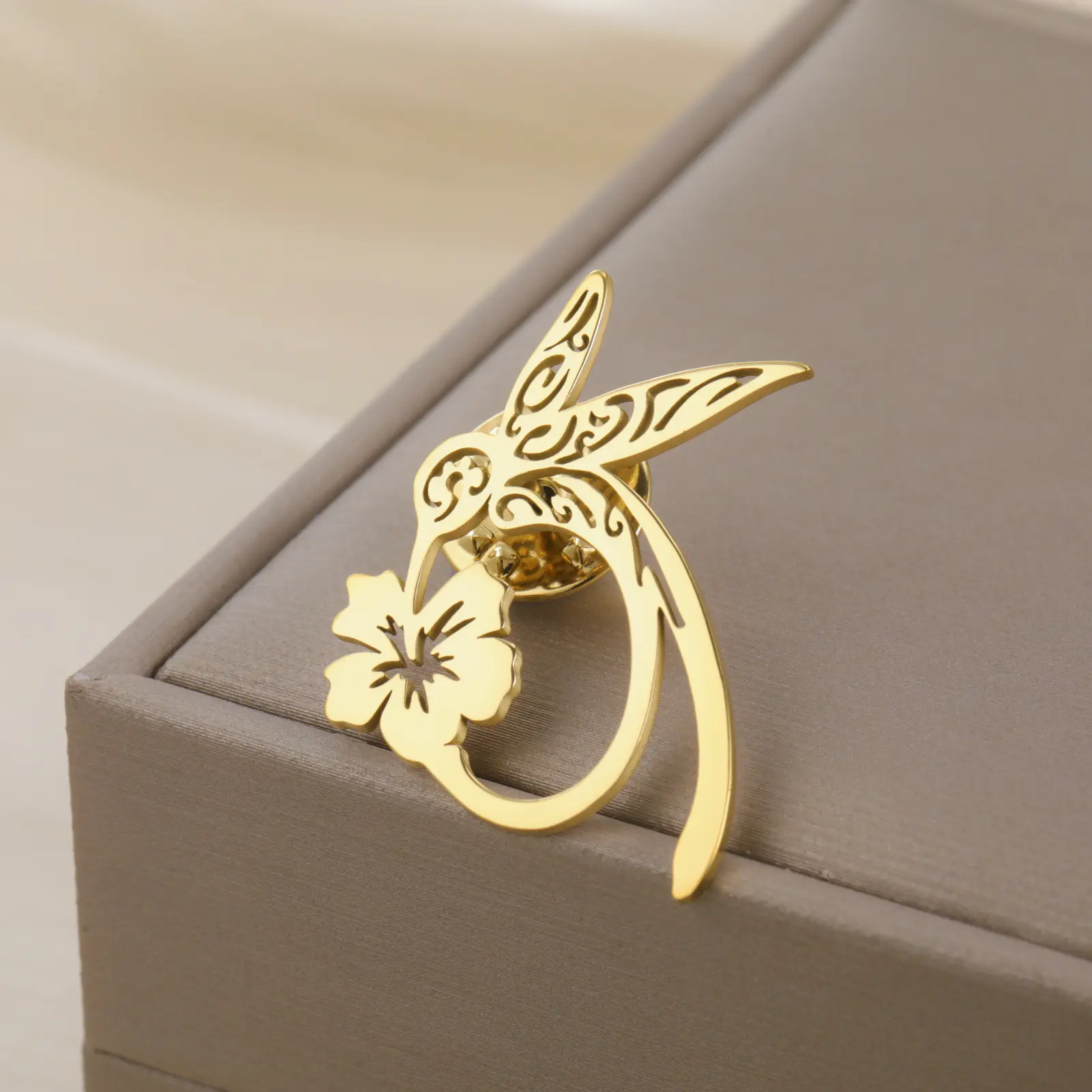 Cazador Stainless Steel Hummingbird Flower Pins Brooch for Women Suit Collar Badges Jewelry Wholesale 2026 Mother's Day Gift
