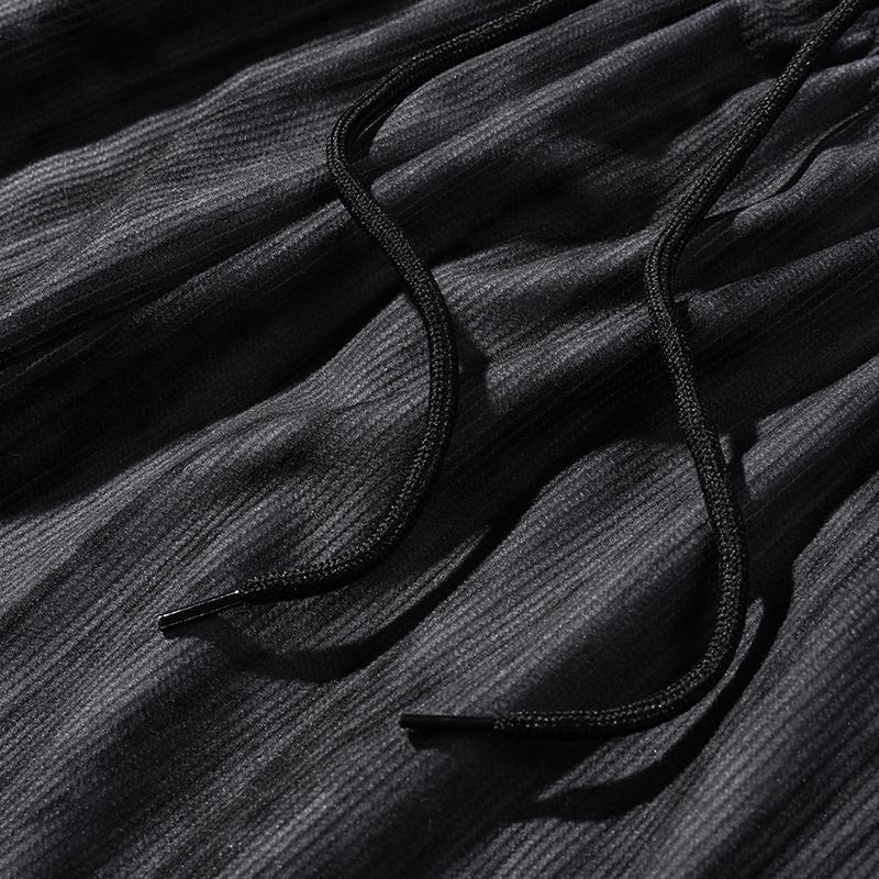 Men’s casual shorts—loose and comfortable, versatile design featuring a trademark graphic, elastic waistband with drawstring, American retro style, suitable for all seasons, ideal for outdoor leisure activities.