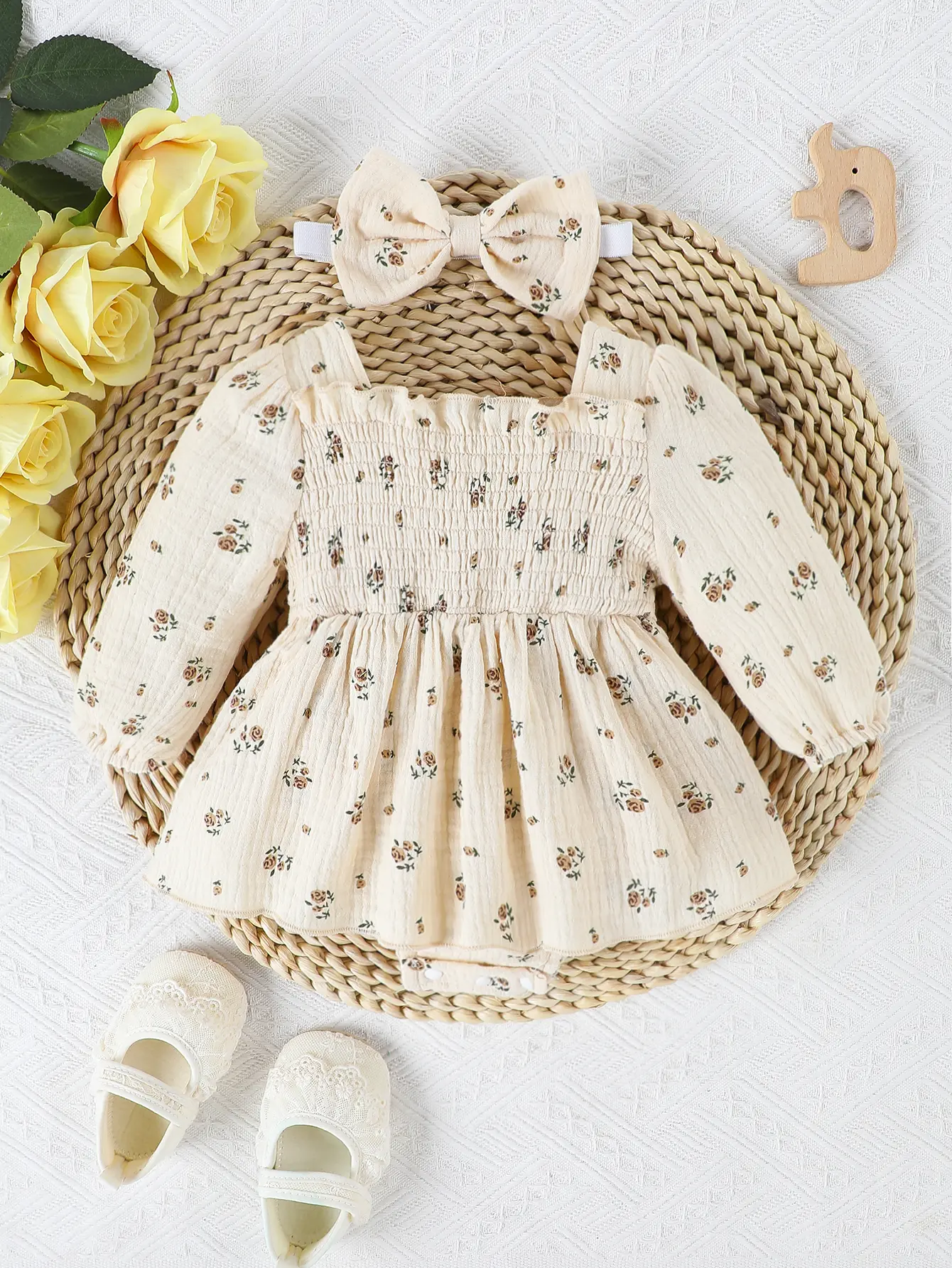 Baby girl fresh style jumpsuit, floral pattern, square collar, long sleeved bubble sleeves, pleated design, daily wear, play, spring and autumn baby clothes