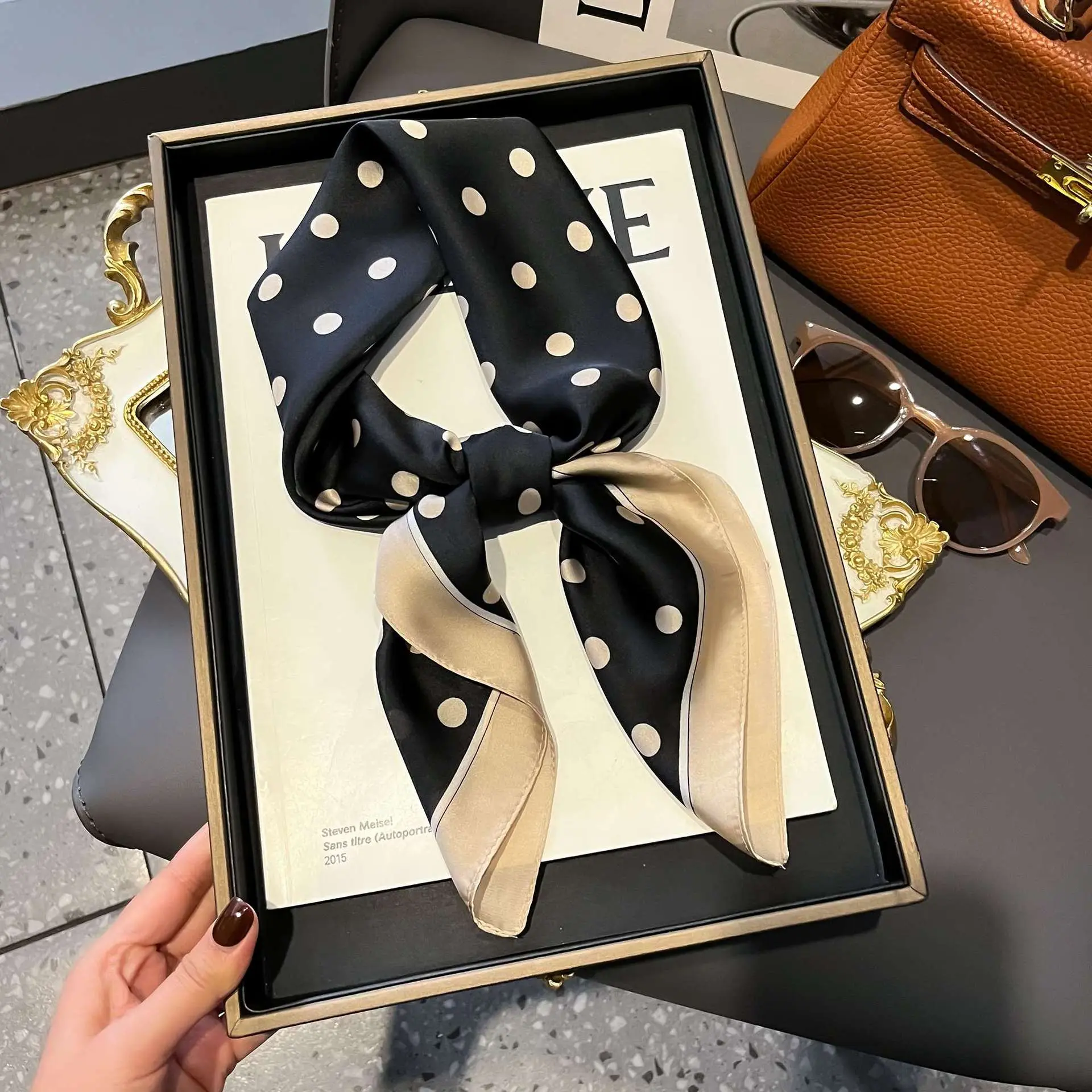 Wave point black and white