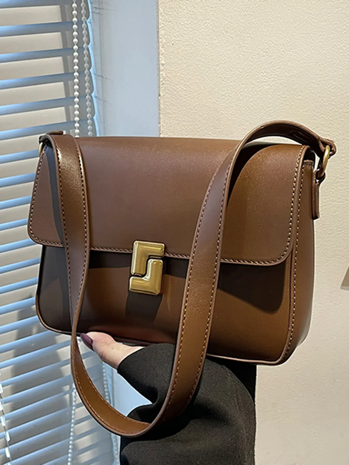A textured, versatile, underarm small square, retro casual, solid color simple one-shoulder Classic Flap Shoulder commuter bag, Fashion Shoulder Bag, casual shoulder purse, suitable for daily matching, dating, commuting