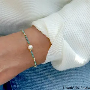 Bohemian-Style Single Pearl Bracelet featuring Speckled Camouflage Seed Beads, Copper Accents, and White Pearls — Elastic Beaded Wristwear