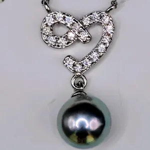 Heart Pearl Necklace with Sparkling Diamond Accents and Elegant Design