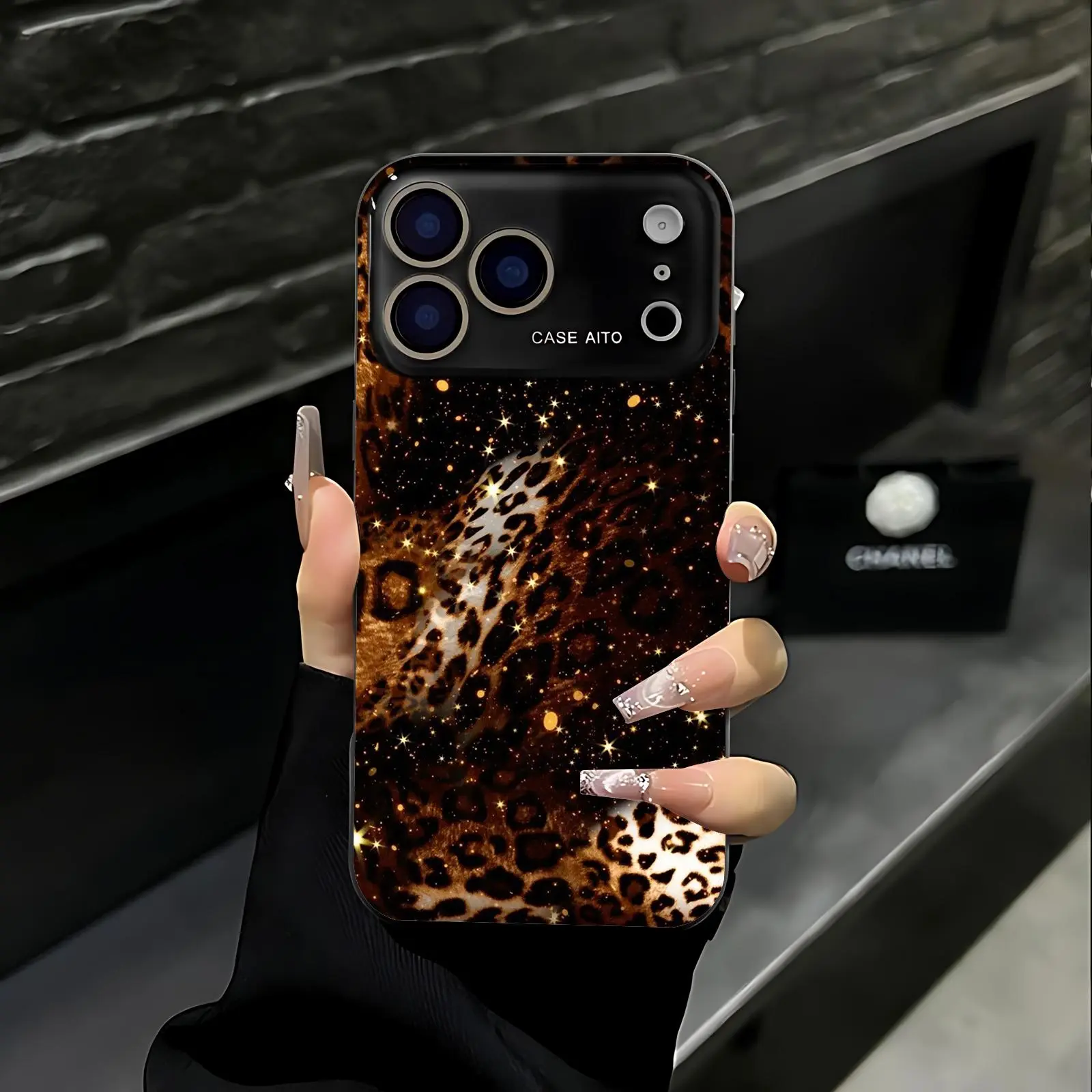 Star and leopard print phone case. Suitable for iPhone 17 Pro Max, 16 Pro Max, 15 Pro Max, and 14 Pro Max. Offers shock resistance and full lens protection. Also compatible with iPhone 15, 14, 13, and 12. Made of skin-friendly TPU material.