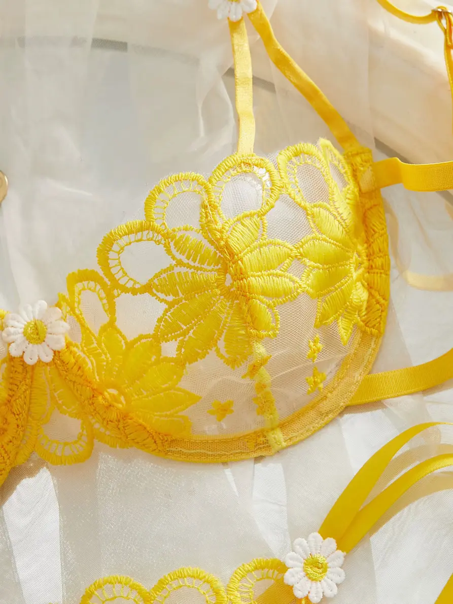 Set Margarita – Yellow Floral Lace Bra & Thong Lingerie Set with Rhinestone Detail