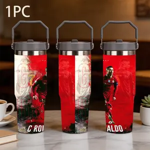 1pc 30oz large capacity portable thermal cup printed with the red splash ink collage pattern of the Portuguese national team. Ronaldo wears the No. 7 shirt and plays the ball in an instant, which is suitable for the collection and use of Ronaldo fans