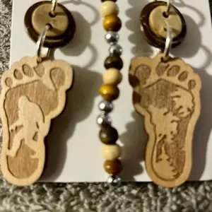 Footprint Bigfoot Sasquatch Jewelry Set with Wooden Footprint Charms and Beaded Necklace for Unique Gifts