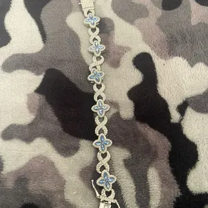 Luminous Clover Bracelet with Blue Floral Design and Silver Tone Chain