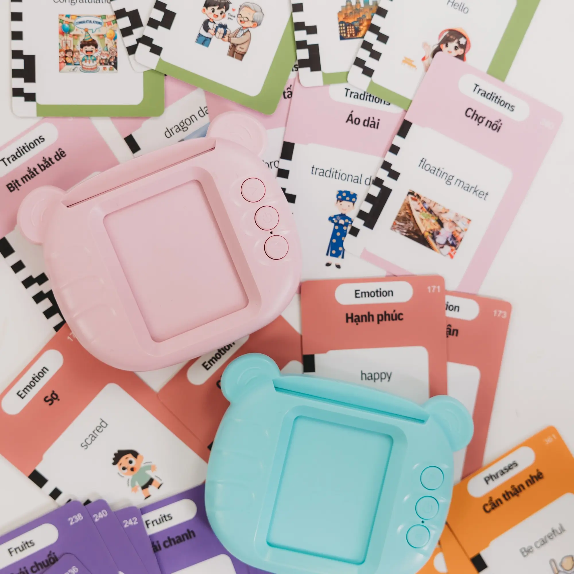 Southern Vietnamese English Bilingual Flashcard Reader - Interactive Educational Toy with 200 Cards for Kids Learning Vietnamese Accents