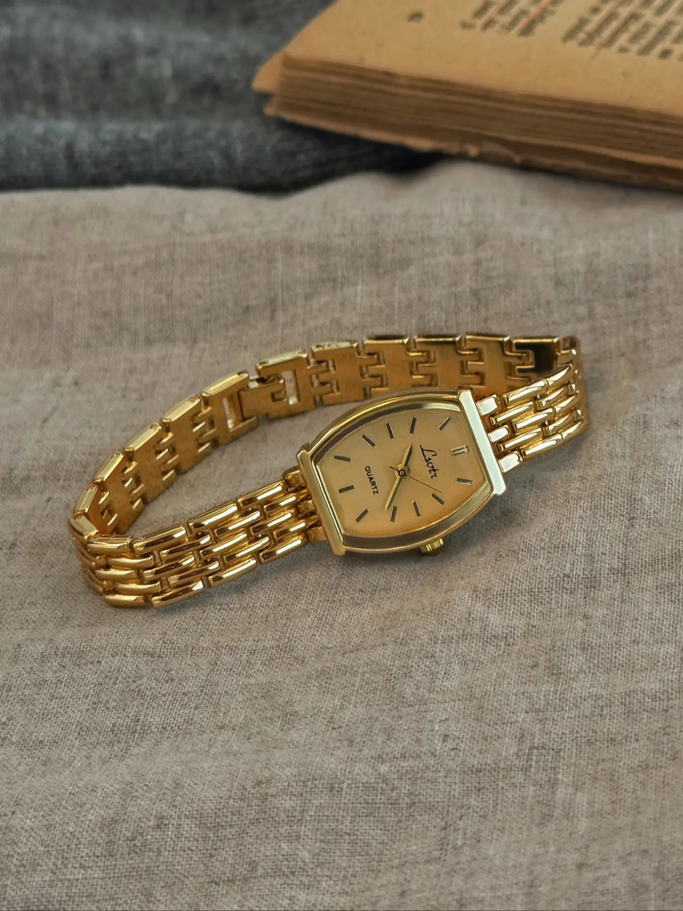 1 retro gold small dial ladies watch, Quartz wristwatch, stylish, simple and waterproof, luxurious, small barrel or square shape ladies quartz watch, suitable for daily wear, dinner and other occasions to embellish the wrist, Quartz wrist watches