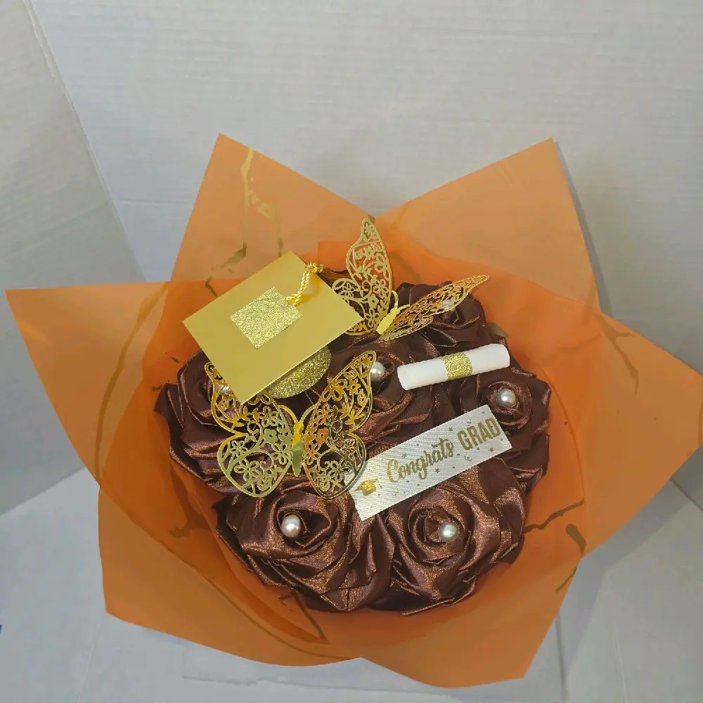 Graduation Gift Bouquet with handmade Eternal Roses, butterfly and Pearls.  Bouquet de rosas Eternas con  Mariposas y Perlas para Graduación.