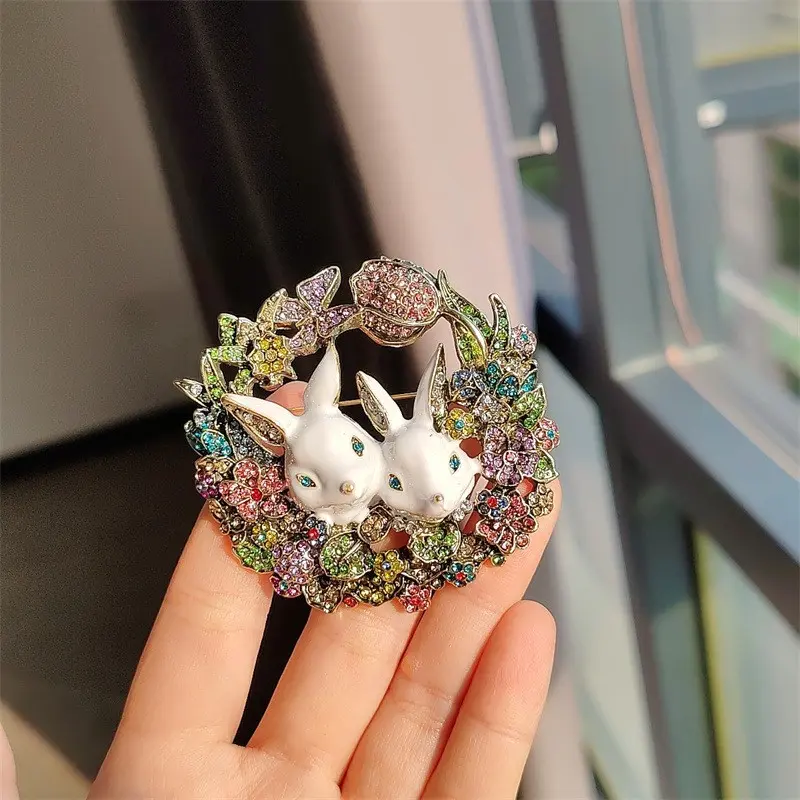 1 pc Vintage Rabbit Brooch, Retro Literary Bunny Pin, Heavy-Duty Rhinestone Rabbit Brooch, Coat Accessory, Floral Brooch