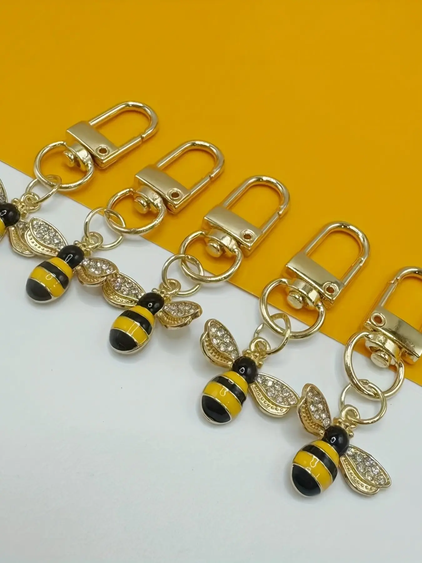 5pcs Door Latch Large Bee Keychain Bag Charm, Stylish Accessory for Keys and Bags, Durable Design, Perfect Gift, Playful Bee Motif