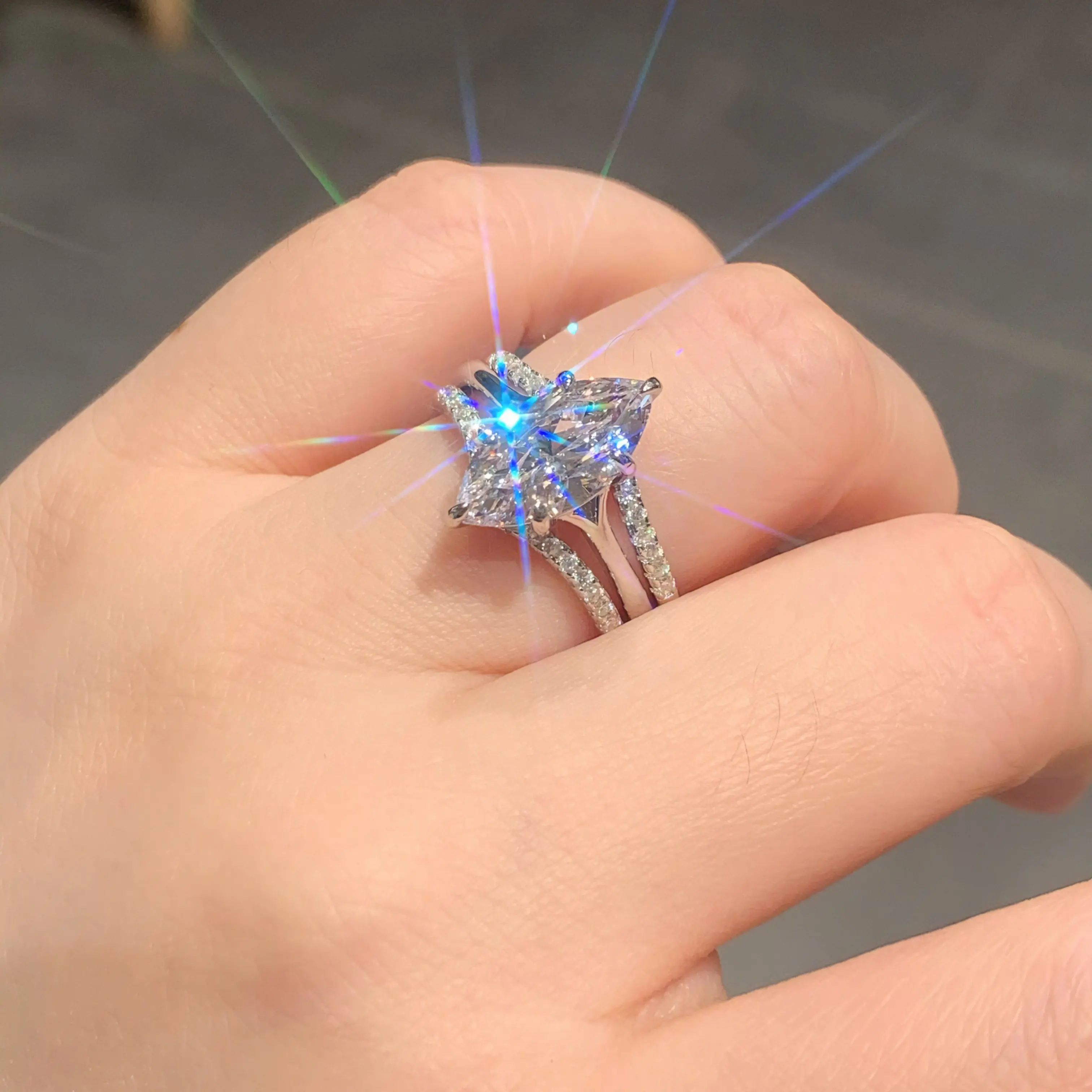 White golden+2V-Shaped